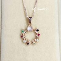 ราคา จี้พลอยนพเก้า จี้ใบมะกอก เสริมโชคลาภ พลอยนพเก้าแท้ตามตำราไทย พร้อมสร้อยคอ จี้และสร้อยคอเงินแท้ 92.5 (55458014982)