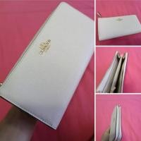 ราคา Coach Zippy Wallet (2388300728)