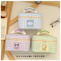 ราคา กระเป๋าเครื่องสำอางค์ Sanrio กระเป๋าหูหิ้วบุนวม ผ้าพิมพ์ลายสก็อต สวยน่ารักสไตล์ญี่ปุ่น ขนาด 21x13x14 cm ราคา 199​ บาท (41301501662)