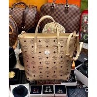 ราคา MCM Metallic Visetos Small Anya Shopper Tote Gold (รับประกันสินค้าแท้) (28352302618)
