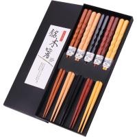 ราคา GLAMFIELDS ตะเกียบแบบใช้ซ้ําได้ไม้ญี่ปุ่น 5 คู่สไตล์คลาสสิกน้ําหนักเบาHand-Carved Safe Chop Sticks 8.8 นิ้ว/22.5 ซม.ชุดของขวัญ (44709557654)