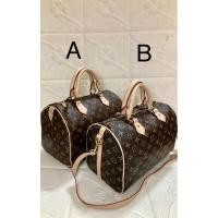 ราคา กระเป๋าสะพายข้าง ทรงหมอน lv ขนาดประมาณฐาน11.5สูง8นิ้ว คาวไฮด์สีอ่อน แบบมีสายยาวและไม่มีสายยาว งานมือสองตามการใช้งาน (22277953545)