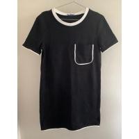ราคา Zara เดรสสีดำ กุ๊นขอบขาว กระเป๋าที่อก ไซส์ M ของแท้ มือ 2 ไม่มีตำหนิ (25643958831)