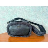 ราคา chaps fur mini bag ทรงรี สภาพ100% (43406507500)