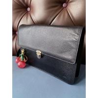 ราคา ลดสุดๆ ไปเลยค๊า กระเป๋าหนังแท้ LV Clutch Bag Taiga Leather มือสอง ซับในมีร่องรอยการใช้งานค่ะ (40264869730)