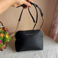 ราคา Michael Kors แท้ ทรงโดมสภาพดี มีร่องรอยใช้งานเล็กน้อย ซับในสะอาด ขนาด 8.5 นิ้วกว้าง 3.5 นิ้วสูง 7 นิ้ว 550 บาท (28730126770)