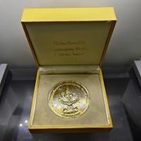 ราคา เหรียญที่ระลึกพิธีปล่อยเรือพระที่นั่ง “นารายณ์ทรงสุบรรณ รัชกาลที่ 9” ปี 2539 เนื้อกาหลั่ยทอง พิมพ์ใหญ่ ขนาด 5 ซม. (46708770942)