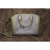 ราคา ขาย!!..กระเป๋าถือ/สะพายผู้หญิงมือสอง Cross Body ยี่ห้อ MICHAEL KORS สีเขียวขี้ม้า ของแท้100% (5956517866)