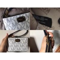 ราคา กระเป๋าตังแบบคล้องหู Michael Kors EST.1981 (1897579964)