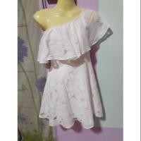 ราคา เดรสสีขาวปาดไหล่ ลายลูกไม้ (4413039447)