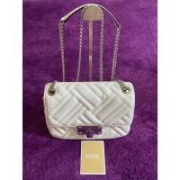 ราคา กระเป๋า MICHAEL KORS PEYTON SHOULDER FLAP OPTIC WHITE แท้ : สีขาวหนังแก้ว / มือ 2 Used like new / crossbody (29008287372)