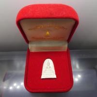 ราคา พระพุทธชินสีห์ หลัง ตราพระนามย่อ พ.ร. (เพชรรัตนราชสุดา) เจริญพระชนมายุครบ 65 พรรษา เนื้อเงิน ออกวัดบวรนิเวศวิหาร ปี2533 (26757912543)