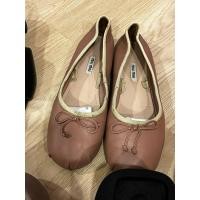 ราคา Miu miu flat ทรงบัลเล่ ของแท้ รุ่นนี้เป็นหนัง ไซค์37 ** สภาพมีร่องรอยบ้างตามภาพ ขอคนเข้าใจรองเท้ามือสอง (29741492496)
