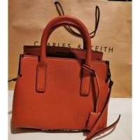 ราคา กระเป๋าสะพายยี่ห้อ charles&keith (3743983481)