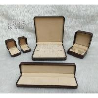 ราคา เซ็ตพรีเมี่ยม กล่องใส่เครื่องประดับ แหวน+ต่างหู กำไล สร้อยข้อมือ หนังหลุยส์ ลายไม้ สีน้ำตาล (ชุดใหญ่) (5507165856)