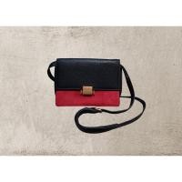 ราคา กระเป๋าคลอสบอดี้หนังสีดำแดงมือสอง (24609585554)