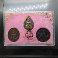 ราคา เหรียญพระแก้วมรกต ภปร รุ่นแรก ชุด 3 ฤดู เนื้อทองแดงรมดำ ฉลองกรุงรัตนโกสินทร์ 200 ปี พ.ศ.2525 พร้อมตลับ (54256060636)