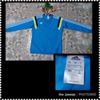ราคา Aส132#เสื้อผ้าร่มสีน้ำเงินแต่งแถบเขียวด้านข้างปลายแขนจั้มงานป้ายadidas ทรงสวมไม่ซิปสีสดใสใส่ออกกำลังกายกันฝน (11295640723)