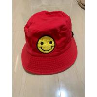ราคา หมวกทรงกลมปีกกว้าง สีแดงลายยิ้ม (14299838411)