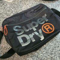ราคา [ส่งฟรี!]กระเป๋าสะพายผู้ชาย ⭕️SuperDry⭕️ มือสอง (22623677824)