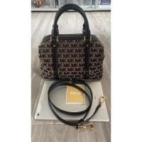 ราคา กระเป๋า MK Michael Kors ทรงหมอนขนาดประมาณ ipad Air มือสอง สภาพดีดีของแท้ % (22060730845)