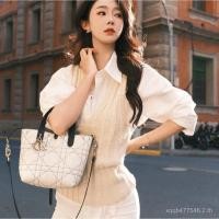 ราคา กระเป๋าLady Bag แบรนด์DIOR โทจูร์ส ฤดูกาลแรกปี2026 สีดำ สีขาว ลายเดนิมและโกลด์ ทำจากหนังวัวคุณภาพ (55208293462)