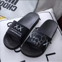 ราคา KAWS Design รองเท้าแตะและรองเท้าแตะคู่ใหม่สําหรับผู้ชายและผู้หญิง (56004610436)