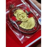 ราคา เหรียญชนะจน อยู่ในชุดทองคำ เนื้อนวะหน้ากากทองคำ ลงยาพื้นแดง พิเศษหลังยันต์ห้าลงยาแดง หลวงพ่อพัฒน์ (15996873777)