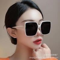 ราคา 2025 เวอร์ชั่นเกาหลีแฟชั่นแว่นกันแดดกรอบใหญ่ดัดแปลงรูปหน้าแสดงใบหน้าขนาดเล็กทุกการแข่งขันแว่นกันแดดที่เรียบง่าย 26.4.9 (45408477005)