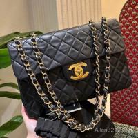 ราคา CHANEL Classic กระเป๋าหนังแกะแท้ สีดำและทอง ขนาด maxi พร้อมโลโก้ชัดเจน และซองป้องกันฝุ่น (52557979906)