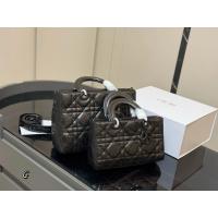 ราคา กระเป๋า Dior LadyD-Sire แบบใหม่ ทำจากหนังแท้วัวลายอนันต์ ดีไซน์ทันสมัย เหมาะสำหรับสะพายหรือถือ พร้อมใช้งานได้หลากหลายโอกาส (52008964426)