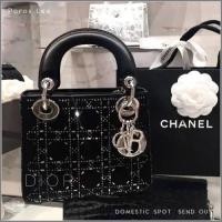 ราคา DIOR Lady Mini Grid กระเป๋าสะพายข้าง สไตล์ Diana ทำจากซาติน (43430348330)