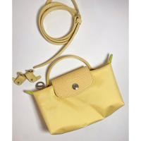 ราคา ⚡️ใช้โค้ดส่วนลดเหลือ 2,509⚡️ ส่งต่อ Longchamp mini สีเหลือง(แถมสาย) มือ 2 ของแท้ *มีตำหนิ* (29173892261)