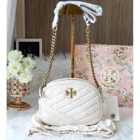 ราคา Tory Burch 90450 Kira Small Chevron Camera Bag (28481853499)
