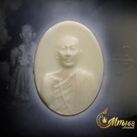 ราคา ประกันแท้ เหรียญพลาสติก พิมพ์ใหญ่ หลวงพ่อโอภาสี หลังยันต์สวัสดิกะ สีขาว รุ่นแรก ปี2495 (40124011776)