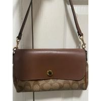 ราคา Coach แท้สะพายข้างใบเล็ก สภาพสวย 90% ตำหนิแค่ป้ายในลอก (29392635535)