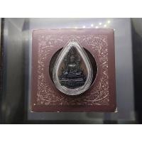 ราคา พระพุทธชินราช ภปร. รุ่นเพราะแผ่นดินนี้ คือ แผ่นดินเกิด ลอยองค์ เนื้อเงินรมดำ ปี 2548 พร้อมกล่องเดิม ตลับเดิม (29881596388)