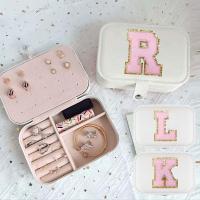 ราคา กล่องเครื่องประดับขนาดใหญ่ ผ้าปัก สำหรับเก็บสร้อยคอ ต่างหู แหวน กล่องจัดเก็บเครื่องประดับ ป้ายตัวอักษรปักสีชมพู (42509374917)