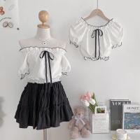 ราคา Yerin Top เสื้อครอปปาดไหล่แขนตุ๊กตา แต่งเชือกผูกโบว์ด้านหน้า (22961400679)