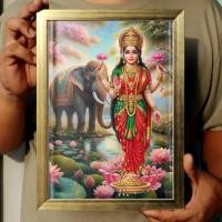ราคา กรอบรูปพระแม่ลักษมี ชุดสีแดงเทพีแห่งความมั่งคั่ง ความอุดมสมบูรณ์ และโชคลาภขนาด พื้นหลังช้างสระดอกบัว 32.0x23.5 เซนติเมตร (45258515774)