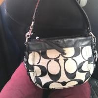 ราคา กระเป๋าถือ Coach มือ 2 แท้ 100% ผ้าขอบหนัง สีดำ สภาพ 98% สะภาพนางฟ้า (4509099919)