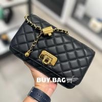 ราคา CHARLES & KEITH ( ใช้โค้ดลด30% ร้านโค้ดคุ้ม ) Cressida Quilted Push-Lock Clutch Item No. CK2-70160131 กระเป๋าสะพายข้าง (458626072)