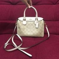 ราคา coach ทรงหมอน 9นิ้ว สีขาว ของแท้% มือสอง (1578538414)
