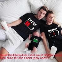 ราคา เสื้อยืดลายแบตเตอรี่คาวาอี้สำหรับครอบครัว พ่อแม่ลูก ชุดเข้าชุดสำหรับครอบครัว เสื้อผ้าฝ้ายลายครอบครัว พ่อแม่และลูก เสื้อย (49957706984)