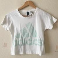 ราคา เสื้อครอป คอกลม Adidas สีขาว ลายสีฟ้า น่ารักสไตล์เกาหลี ของแท้จาก Adidas Shop (27274702708)