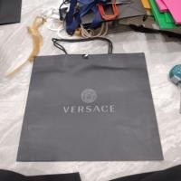 ราคา ถุงช้อปปิ้ง ที่เห็นในภาพคือของแบรนด์แฟชั่นสุดหรูจากอิตาลี Versace ใบใหญ่ (54555076794)