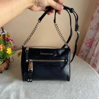 ราคา MK Michael Kors แท้ ครอสบอดี้หนังแท้ สภาพดีสายยาวเดิม อะไหล่เฟ สมีร่องรอยใช้งานซับในสะอาด ขนาด 8 x 1 x 6.5 นิ้ว 590 บาท (42103467409)