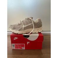 ราคา NIKE ZOOM VOMERO 5 LIGHT OREWOOD/BROWN (มือ 1) (44403614641)