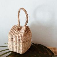 ราคา กระเป๋าสานแบบถือ ใบเหลี่ยมเล็ก กระเป๋าผักตบชวา คล้องแขน พร้อมส่ง (5532149679)