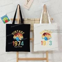 ราคา กระเป๋าสะพายไหล่ฉลองครบรอบ 50 ปีสำหรับผู้หญิง ลายพิมพ์ดั้งเดิมสไตล์วินเทจ 1974 กระเป๋าช้อปปิ้งแฟชั่นลำลอง กระเป๋าถือสไตล (42129852398)